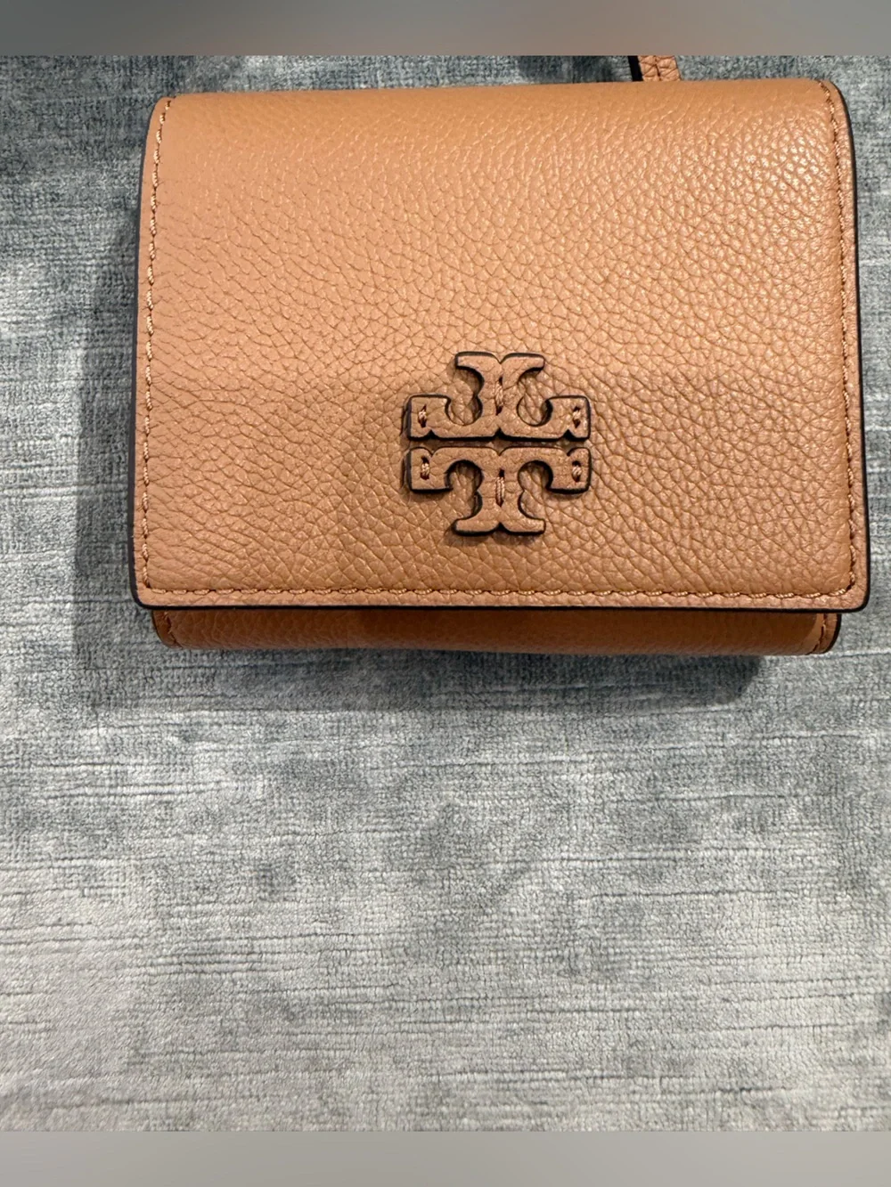 Tory Burch Tia Compact Pebbled Leather Wallet in Tiramisu